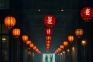 夜色中的老式放映机射出光束，照亮银幕上的城市轮廓