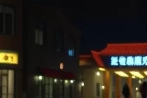 堆满黑胶唱片的木质货架与手写价签
