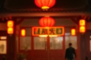 凌晨空旷街道上亮着的一盏路灯